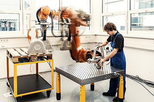 Ein Thema von Roboshield ist beispielsweise der sichere Betrieb von Arbeitsplätzen mit Mensch-Roboter-Kollaboration. Quelle: Fraunhofer IPA