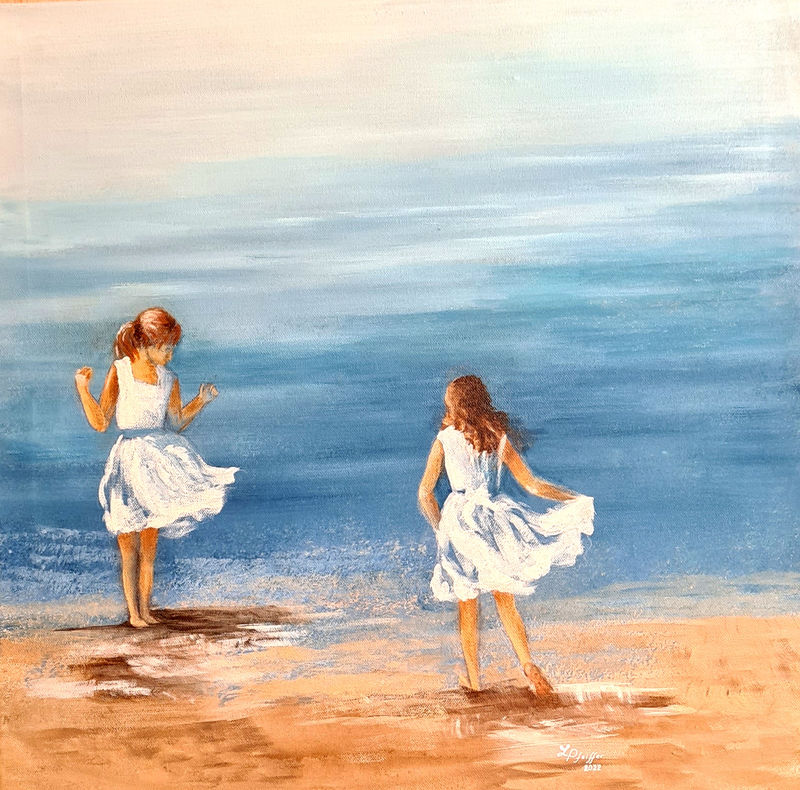 zwei Mädchen mit weißen Kleidern am Strand