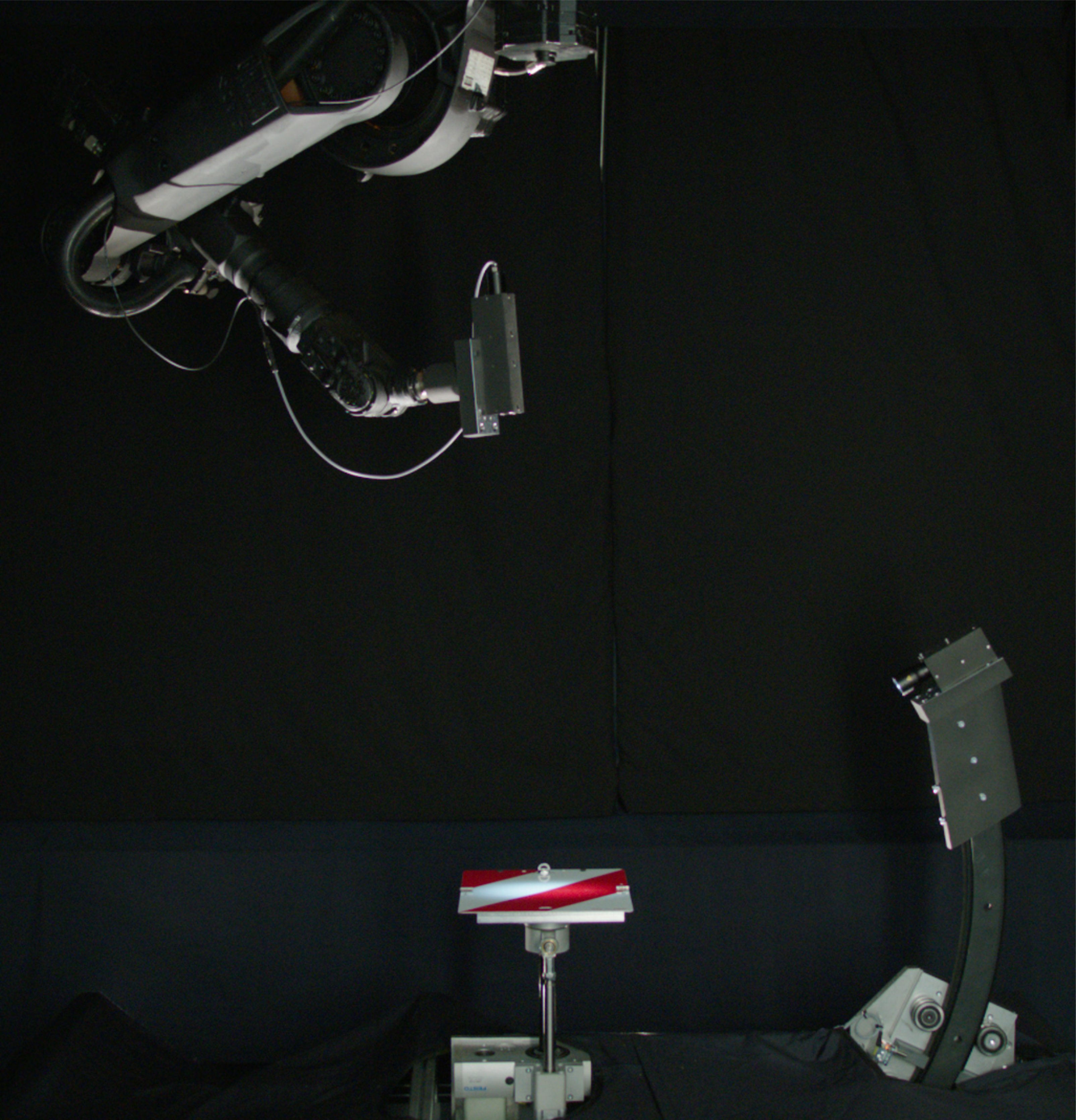Die Lichtquelle beleuchtet die Messprobe aus verschiedenen Richtungen und ein Roboter bewegt den Detektor halbkugelförmig um die Messprobe herum.