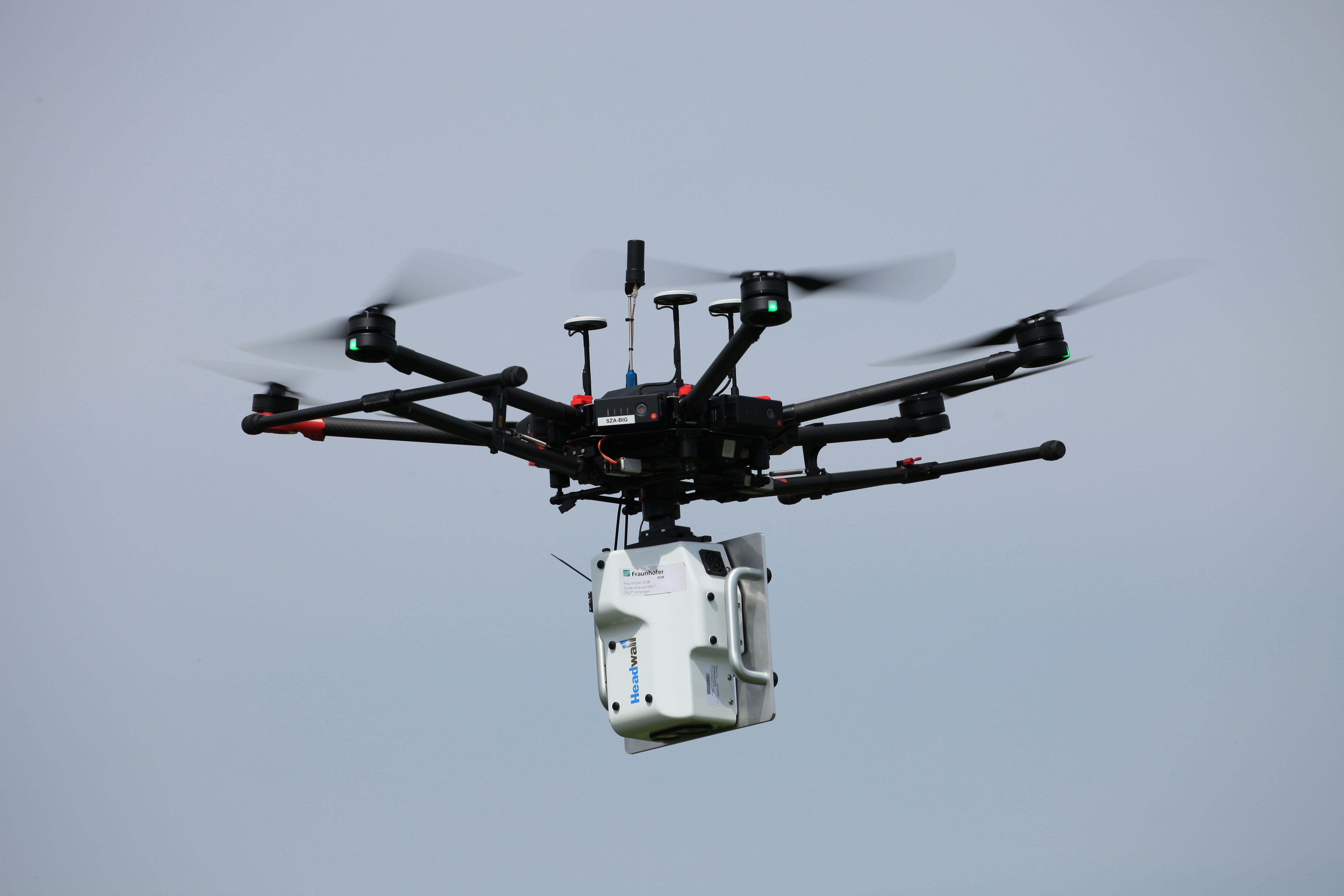 Drohne DJI Matrice 600 Pro mit dem Hyperspektral-Sensor von Headwall