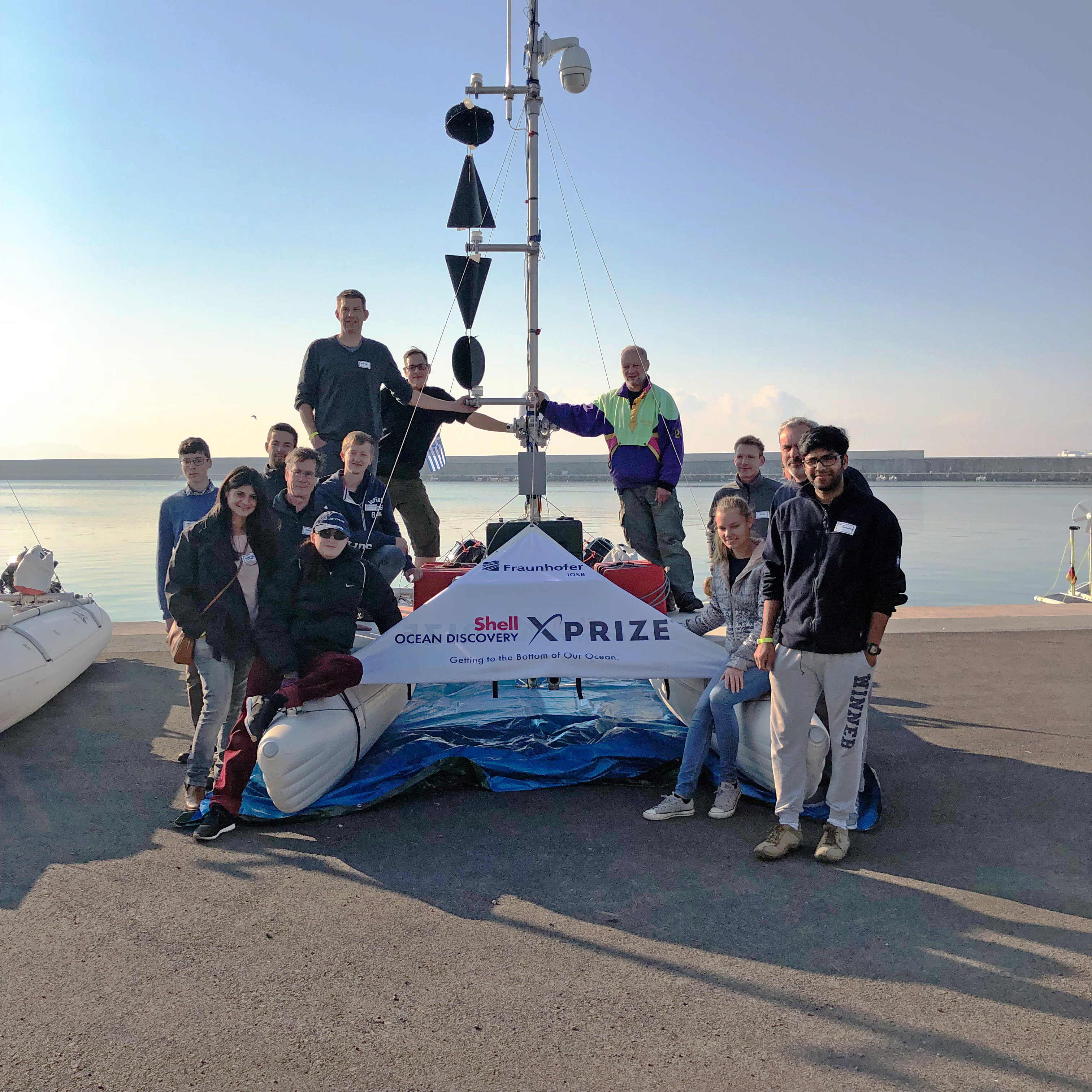 Arggonauts_Gruppenfoto Die ARGGONAUTS mit einem Water Strider im Hafen von Kalamata, Griechenland, während des Finales des Shell Ocean Discovery XPRIZE.