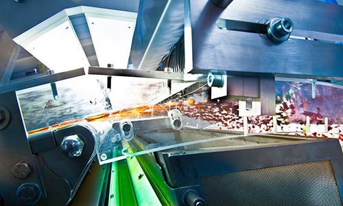 Bulk material flies off a conveyor belt at a speed of about 3 m/s and is picked up by a color-capable line-scan camera. Behind the camera&#39;s line of sight, the unwanted objects are blown out of the material stream while still in flight by individually controlled nozzles.